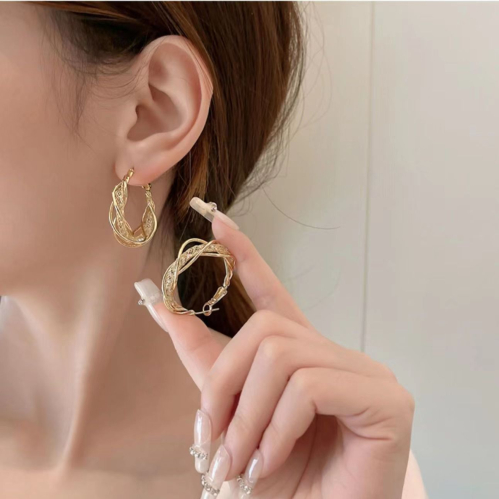 Glamorous 18K Gold-Plated Hoop Earrings - Picture 5 of 5